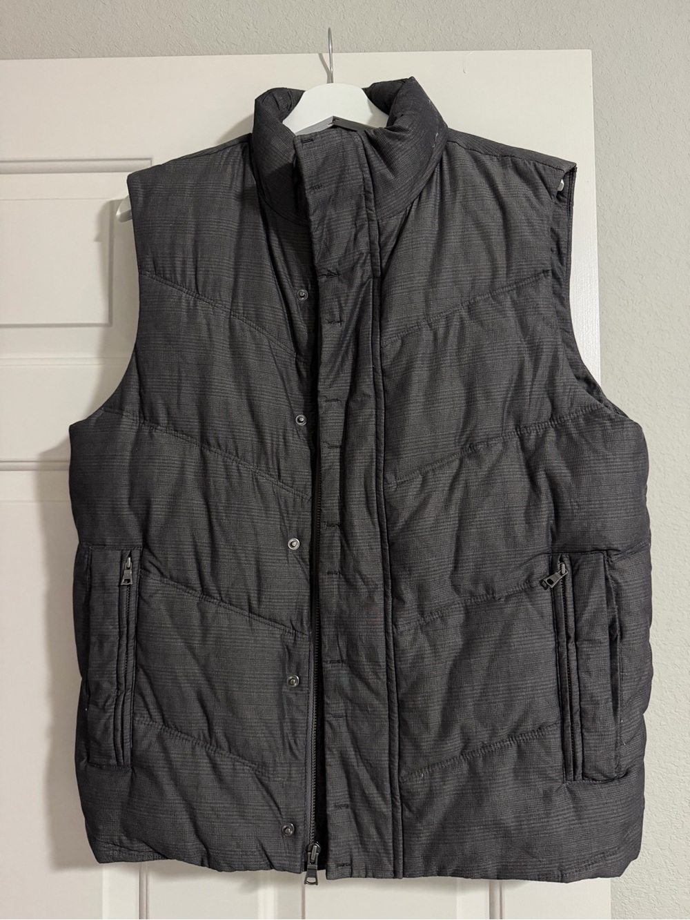 Banana Republic Men's Quilted Puffer Vest in Charcoal